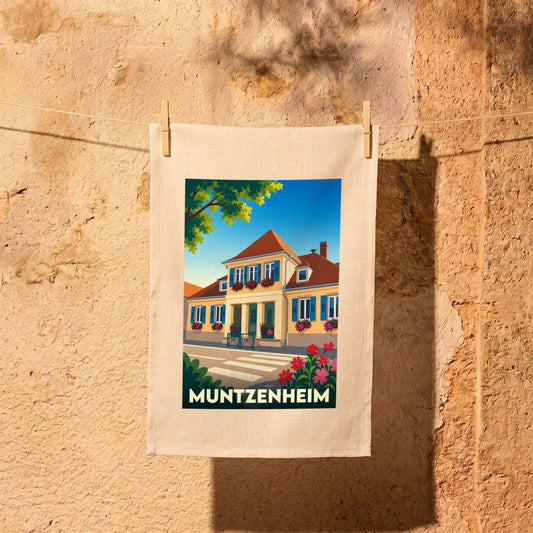 Torchon souvenir de la ville de Muntzenheim orné d'une illustration colorée et stylisée de son architecture.