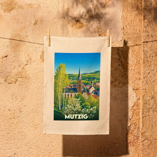 Torchon souvenir de la ville de Mutzig avec une illustration stylisée.