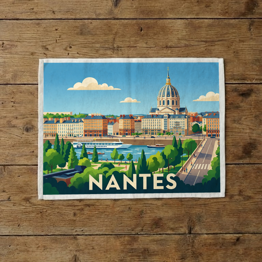 Torchon souvenir de la ville de Nantes avec une illustration stylisée de ses monuments et de ses quais.