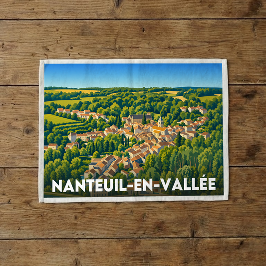 Torchon souvenir de la ville de Nanteuil-en-Vallée avec une illustration panoramique stylisée.