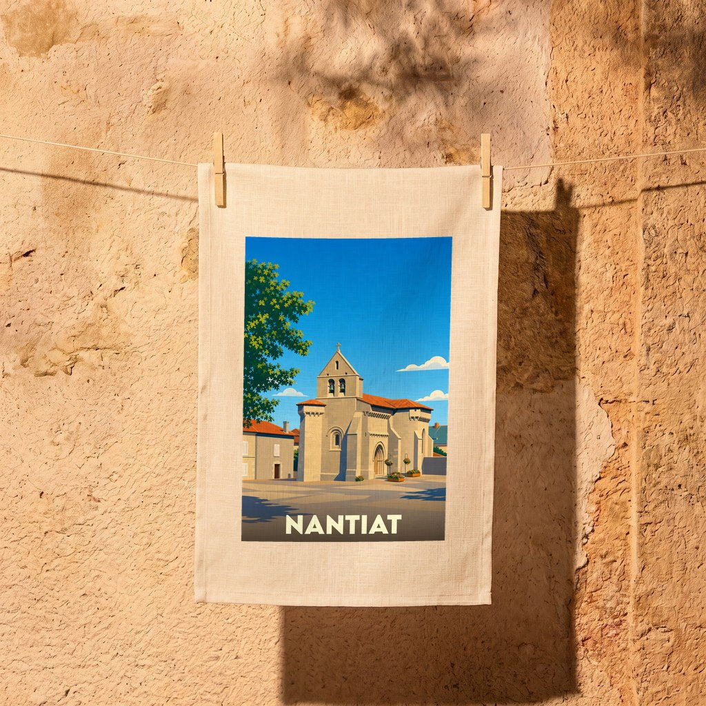 Torchon souvenir de la ville de Nantiat orné d'une illustration stylisée de son église.