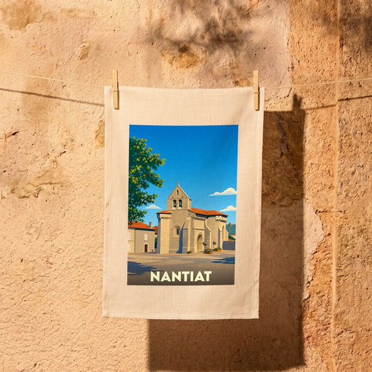 Torchon souvenir de la ville de Nantiat orné d'une illustration stylisée de son église.