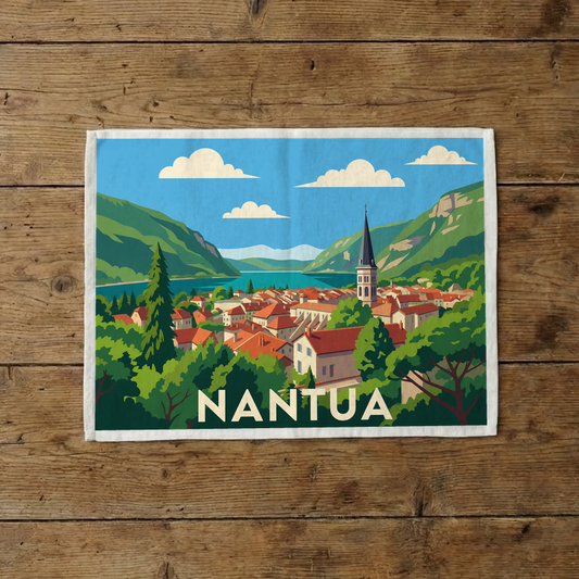 Torchon souvenir de la ville de Nantua avec une illustration stylisée de ses paysages et de son lac.