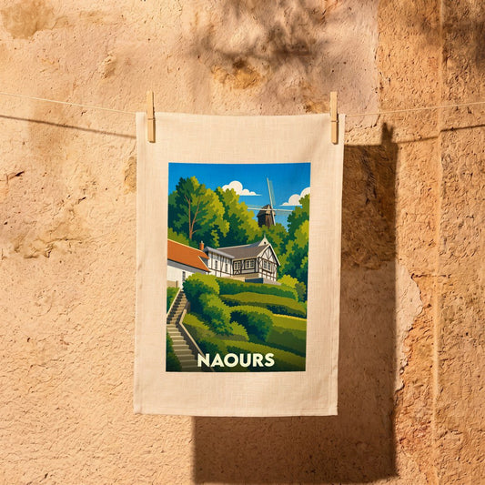 Torchon souvenir de la ville de Naours avec une illustration stylisée d'un paysage de campagne et d'un moulin.