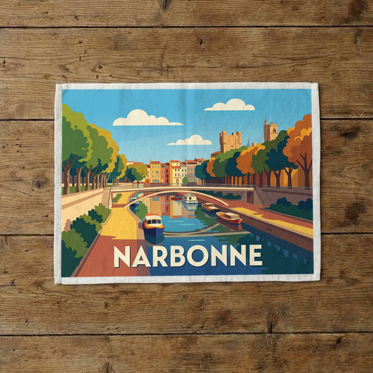Torchon souvenir de la ville de Narbonne avec une illustration stylisée de son canal et de son architecture.