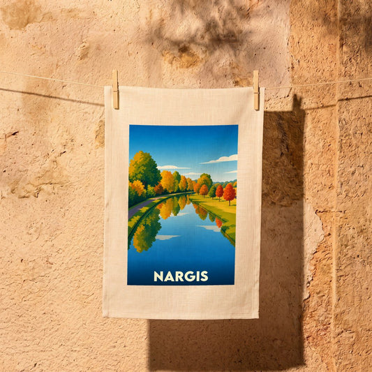 Torchon souvenir de la ville de Nargis illustré d'un paysage automnal au bord de l'eau.