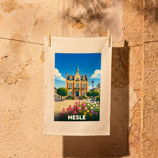 Torchon souvenir de la ville de Nesle avec une illustration stylisée de son hôtel de ville fleuri.
