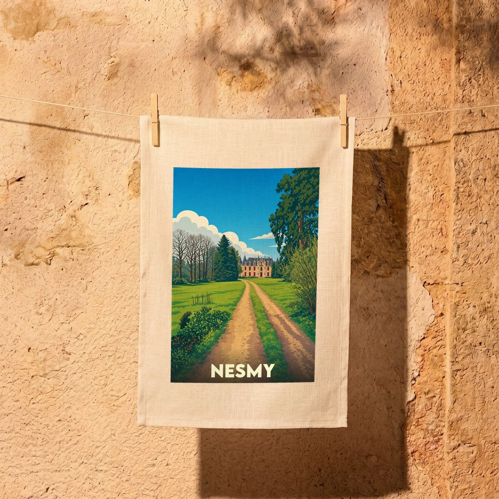 Torchon souvenir de la ville de Nesmy avec une illustration stylisée représentant un château au bout d'un chemin.