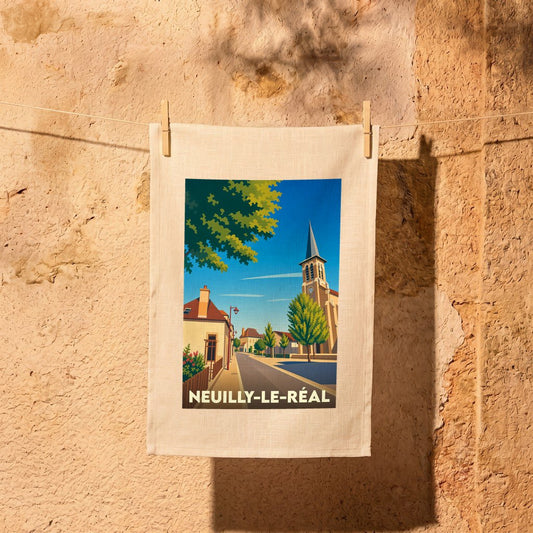 Torchon souvenir de la ville de Neuilly-le-Réal illustré par une scène urbaine stylisée.