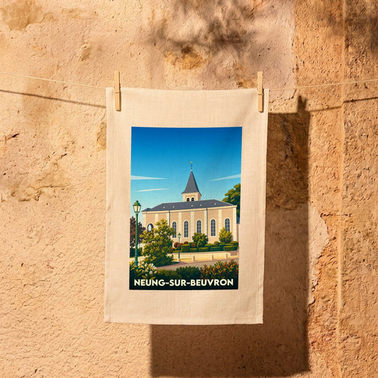 Torchon souvenir de la ville de Neung-sur-Beuvron avec une illustration stylisée de son église.