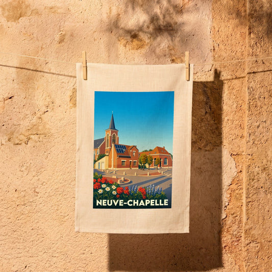 Torchon souvenir de la ville de Neuve-Chapelle avec une illustration colorée de son église et de ses maisons.