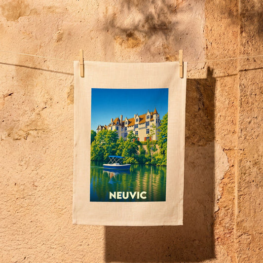 Torchon souvenir de la ville de Neuvic illustré d'un château au bord de l'eau.