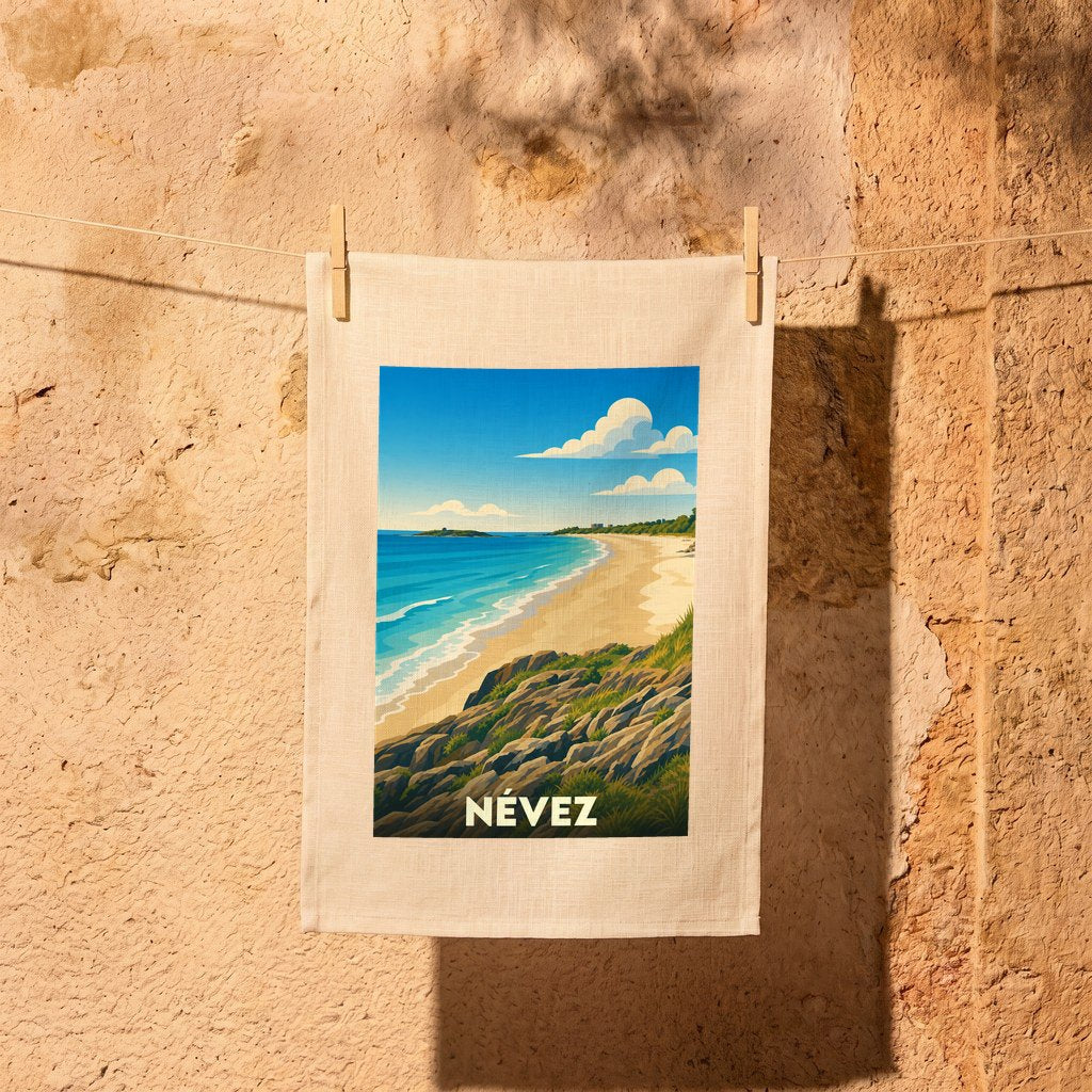 Torchon souvenir de la ville de Névez avec une illustration stylisée d'une plage bordée de rochers.