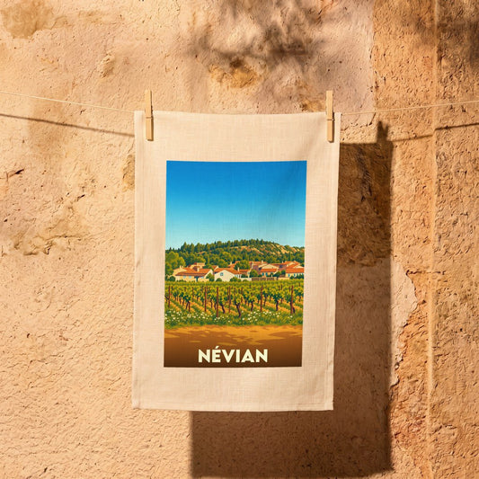 Torchon souvenir de la ville de Névian avec une illustration stylisée de son paysage de vignobles.