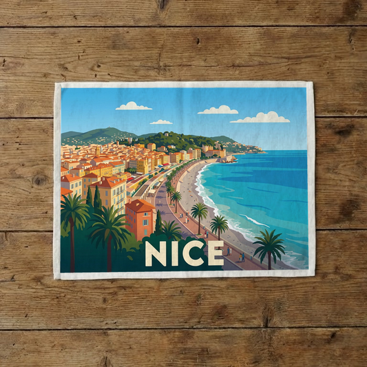 Torchon souvenir de la ville de Nice arborant une illustration stylisée de son bord de mer.