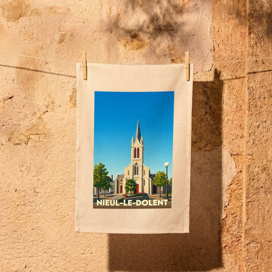 Torchon souvenir de la ville de Nieul-le-Dolent avec une illustration stylisée de son église.