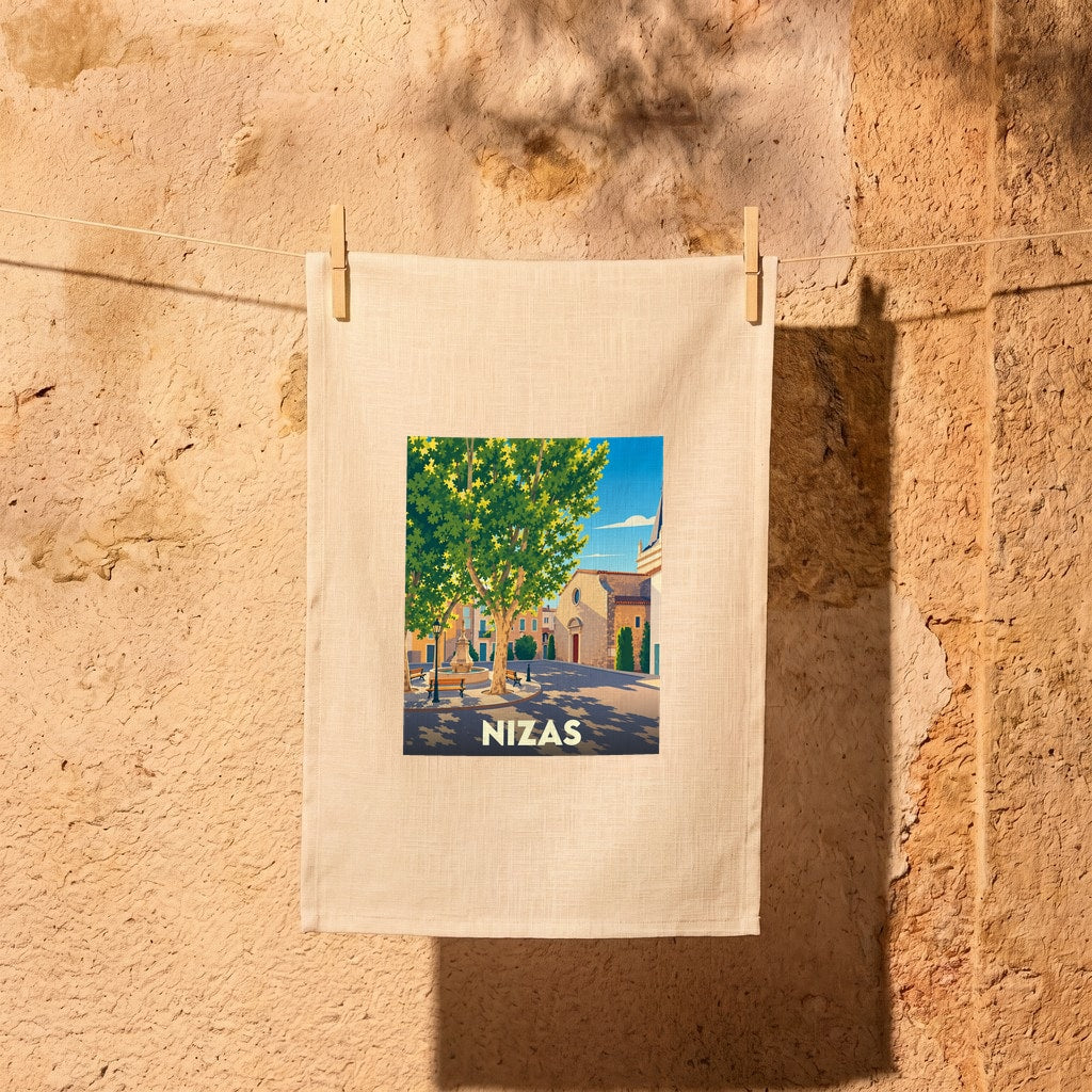 Torchon souvenir de la ville de Nizas avec une illustration stylisée d'une place ensoleillée.
