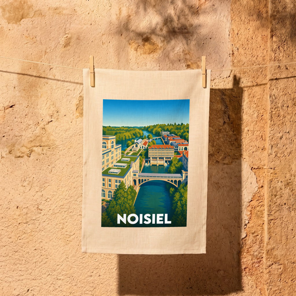 Torchon souvenir de la ville de Noisiel avec une illustration stylisée.