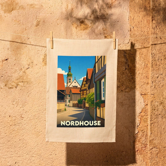 Torchon souvenir de la ville de Nordhouse illustré d'une rue pittoresque aux maisons à colombages.