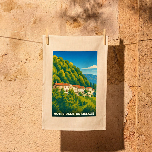 Torchon souvenir de la ville de Notre-Dame-de-Mésage avec une illustration stylisée d'un village à flanc de colline.