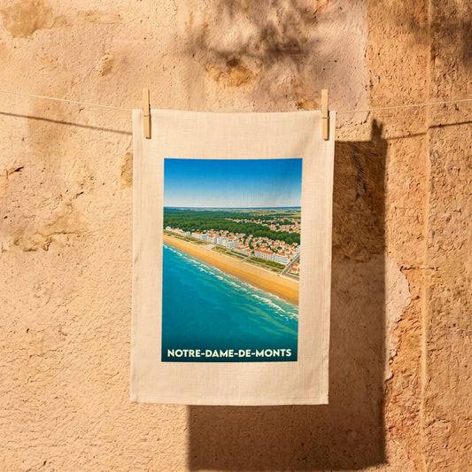 Torchon souvenir de la ville de Notre-Dame-de-Monts illustré d'une vue aérienne stylisée du littoral.