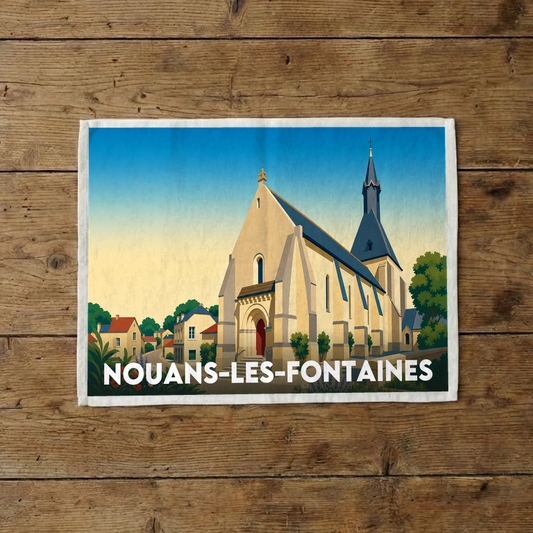 Torchon souvenir de la ville de Nouans-les-Fontaines avec une illustration stylisée de son église.
