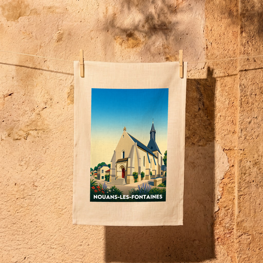 Torchon souvenir de la ville de Nouans-les-Fontaines avec une illustration stylisée de son église.