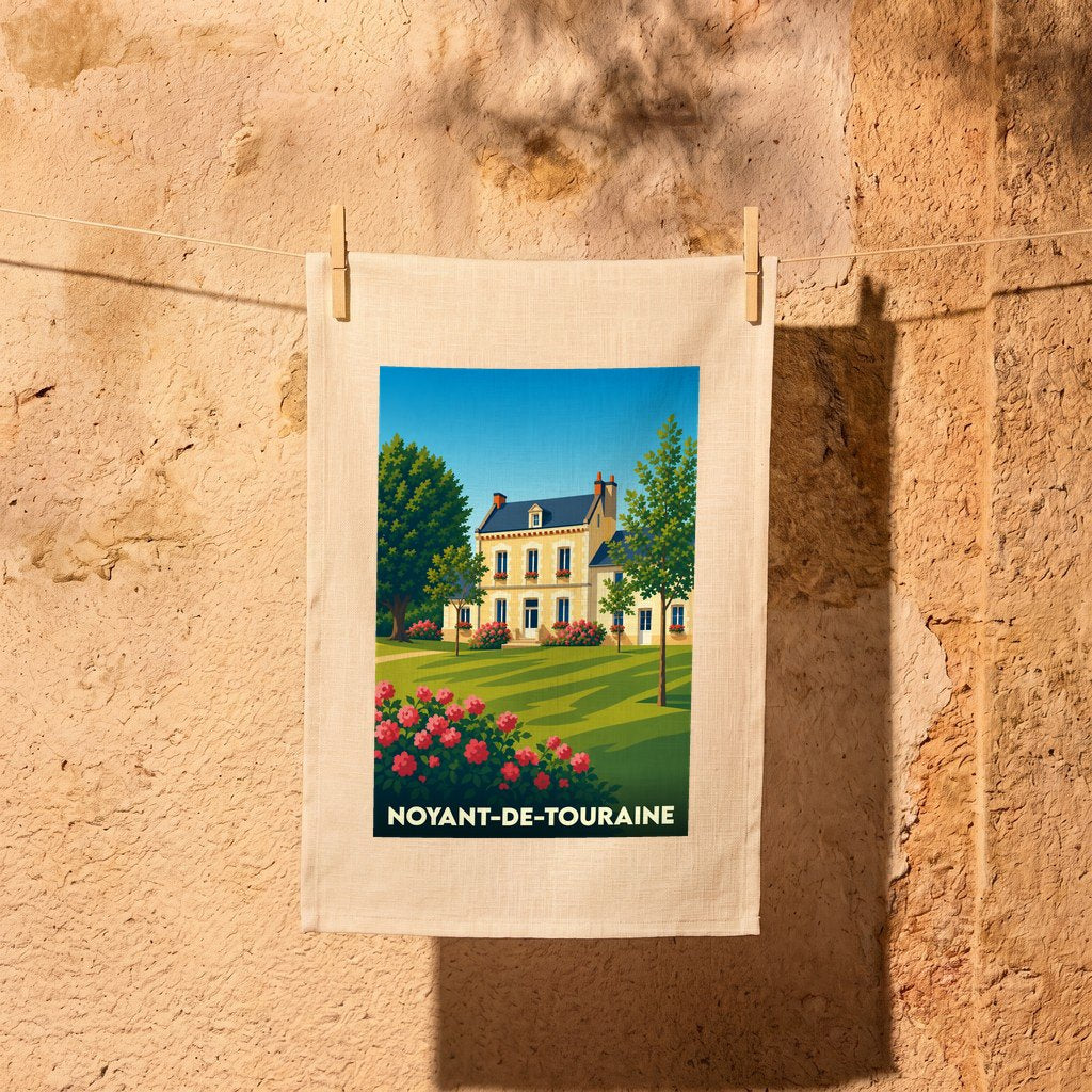 Torchon souvenir de Noyant-de-Touraine illustré par une élégante maison de maître entourée d'un jardin fleuri.