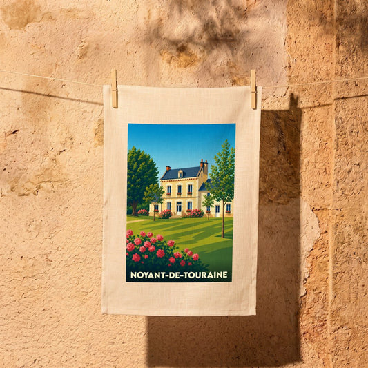 Torchon souvenir de Noyant-de-Touraine illustré par une élégante maison de maître entourée d'un jardin fleuri.