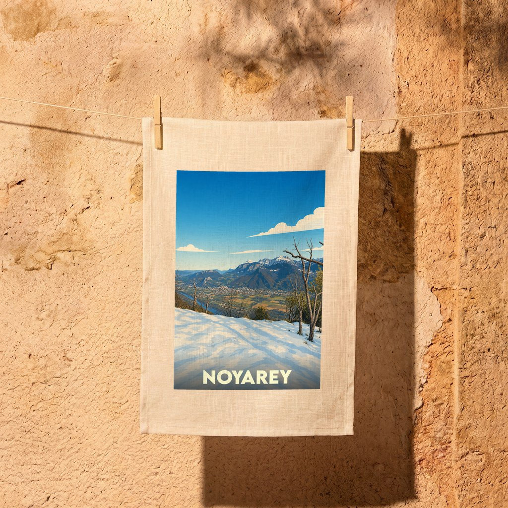 Torchon souvenir de la ville de Noyarey orné d'une illustration de paysage montagneux enneigé.