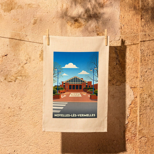 Torchon souvenir de la ville de Noyelles-lès-Vermelles avec une illustration stylisée de son architecture.