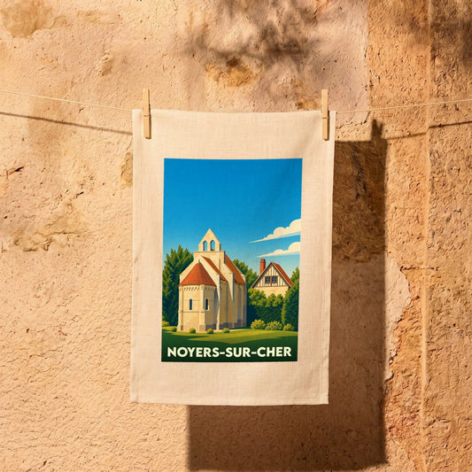 Torchon souvenir de la ville de Noyers-sur-Cher avec une illustration stylisée d'une église romane sous un ciel bleu.