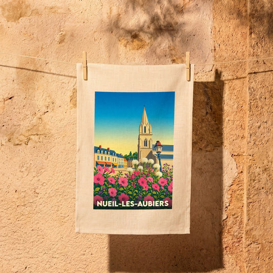 Torchon souvenir de la ville de Nueil-les-Aubiers avec une illustration colorée et stylisée.