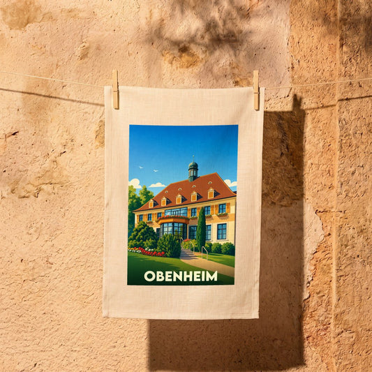 Torchon souvenir de la ville d'Obenheim avec une illustration stylisée de son architecture.