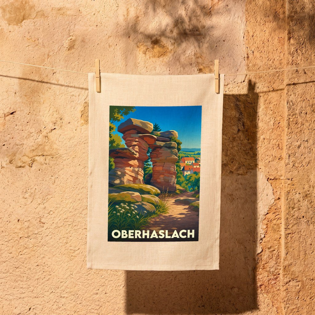 Torchon souvenir de la ville d'Oberhaslach illustré d'une formation rocheuse naturelle typique.