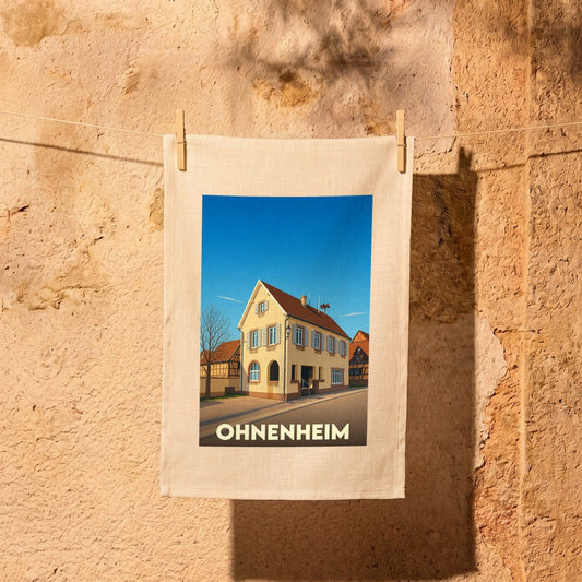 Torchon souvenir de la ville de Ohnenheim avec une illustration stylisée d'une maison traditionnelle alsacienne.