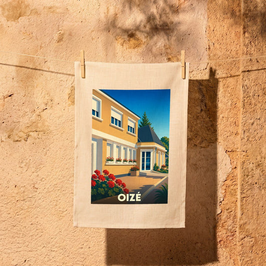 Torchon souvenir de la ville de Oizé avec une illustration stylisée d'une maison ensoleillée et fleurie.