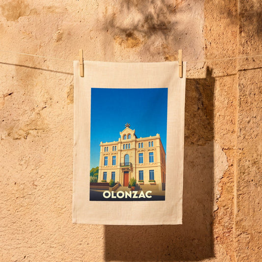 Torchon souvenir de la ville d'Olonzac avec une illustration stylisée d'un bâtiment remarquable sous un ciel bleu.