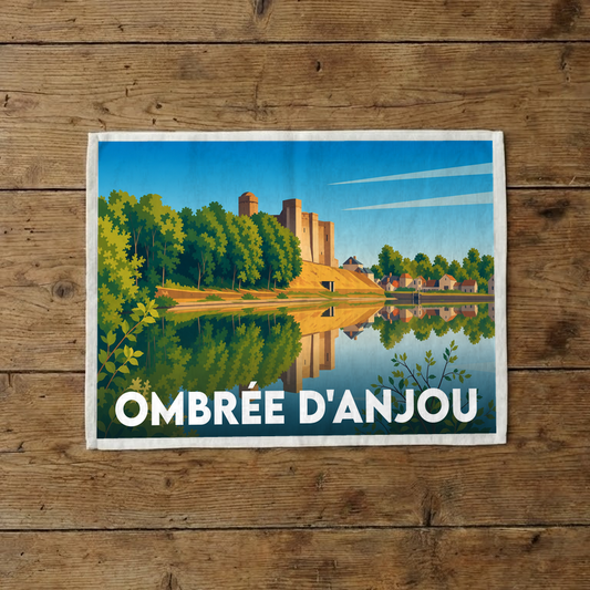 Torchon souvenir de la ville d'Ombrée d'Anjou avec une illustration stylisée de son château se reflétant dans l'eau.
