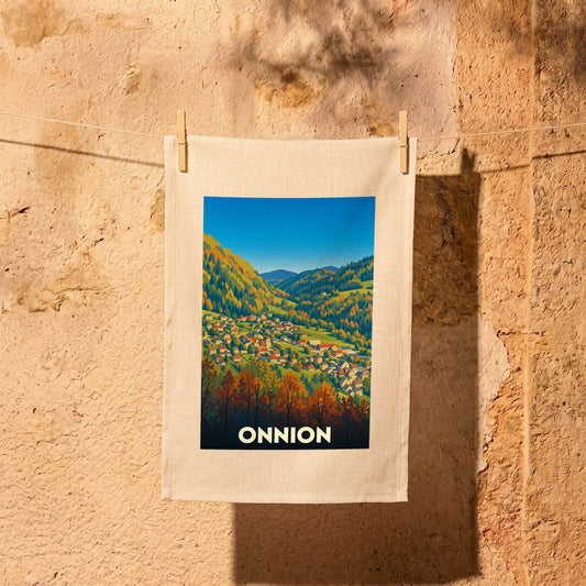Torchon souvenir de la ville d'Onnion avec une illustration stylisée d'un paysage montagneux en automne.