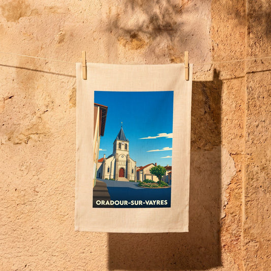 Torchon souvenir de la ville de Oradour-sur-Vayres avec une illustration stylisée de son église.