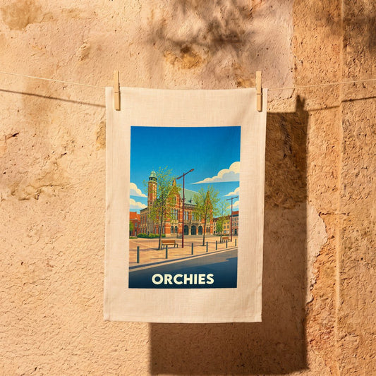 Torchon souvenir de la ville d'Orchies avec une illustration stylisée d'une place ensoleillée.