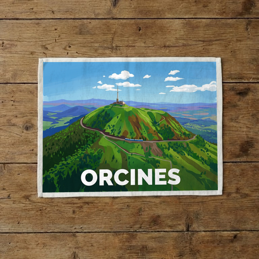 Torchon souvenir de la ville d'Orcines avec une illustration stylisée du Puy de Dôme.
