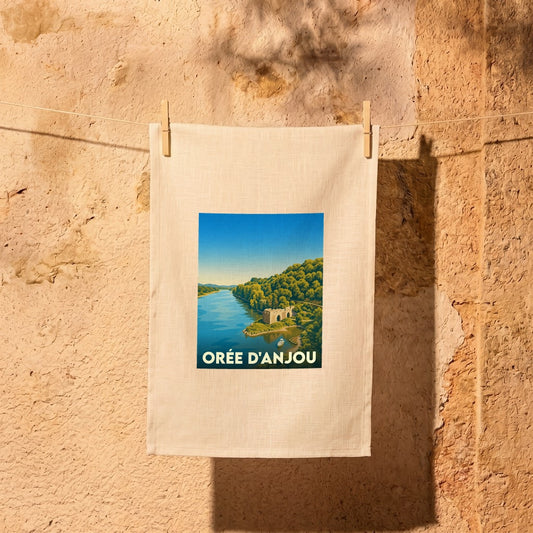 Torchon souvenir de la ville d'Orée d'Anjou avec une illustration stylisée d'un paysage de bord de Loire.