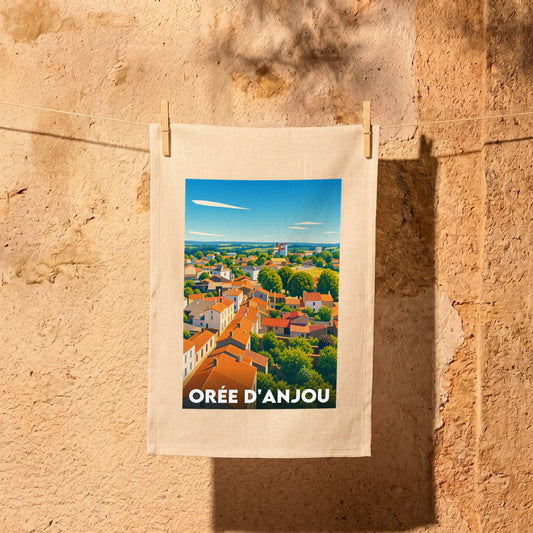 Torchon souvenir de la ville d'Orée d'Anjou avec une illustration stylisée d'un panorama urbain verdoyant.