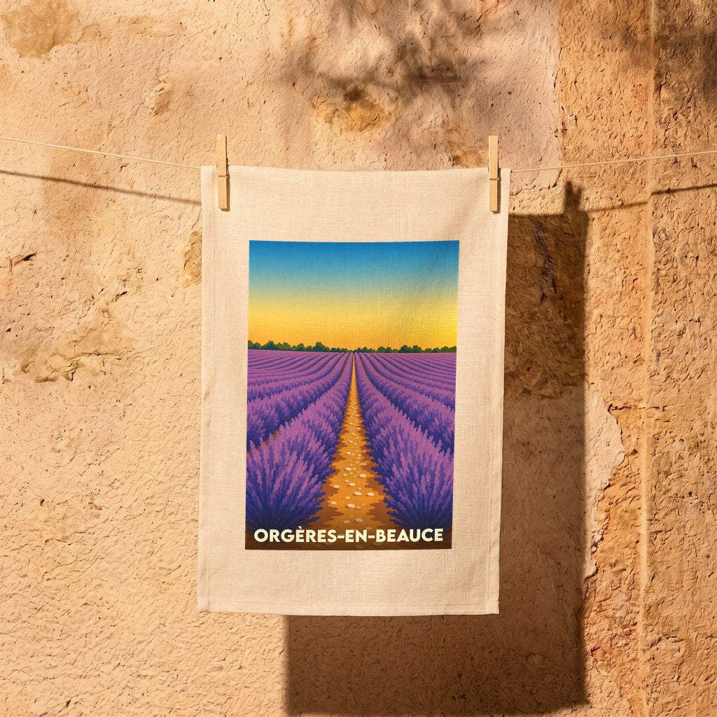 Torchon souvenir de la ville d'Orgères-en-Beauce illustré par un champ de lavande sous un coucher de soleil.