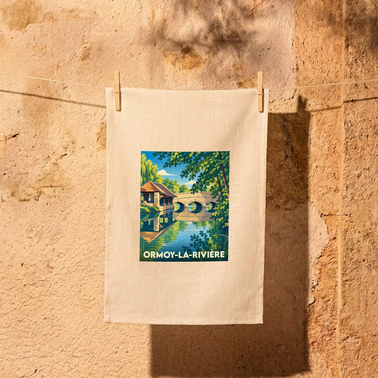 Torchon souvenir de la ville d'Ormoy-la-Rivière avec une illustration stylisée d'un pont et d'un moulin au bord de l'eau.