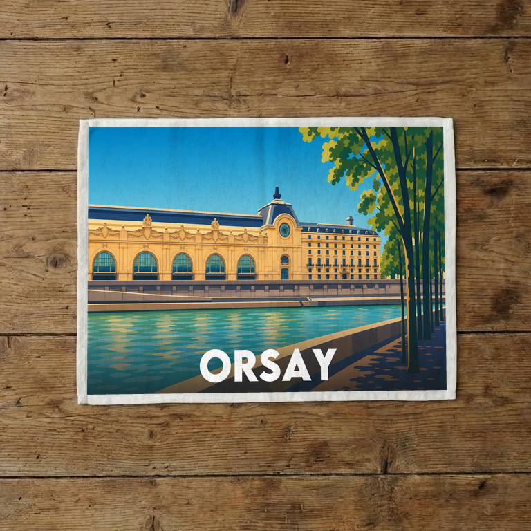 Torchon souvenir de la ville d'Orsay avec une illustration stylisée du célèbre musée en bord de Seine.