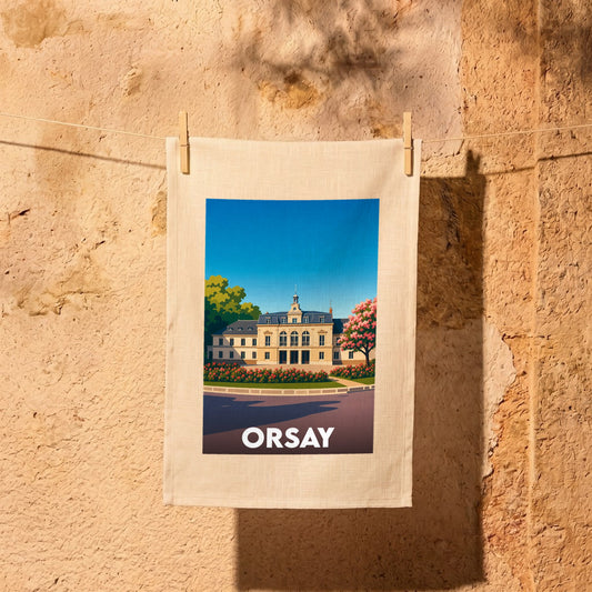 Torchon souvenir de la ville d'Orsay avec une illustration stylisée du célèbre musée en bord de Seine.