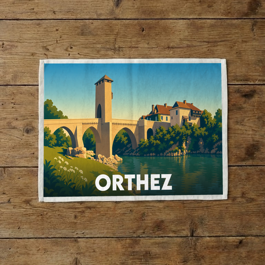 Torchon souvenir de la ville d'Orthez avec une illustration stylisée de son célèbre pont fortifié.